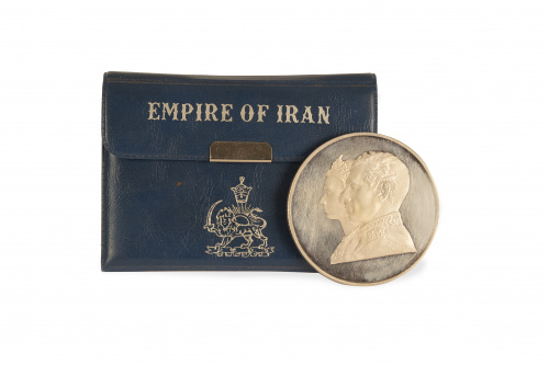 Caja con alma de madera recubierta de plata grabada. Ley 84