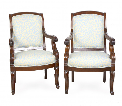 Pareja de "fauteuils" con restauración de madera de caoba.