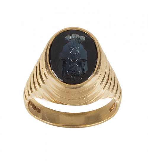 Sortija sello con intaglio de escudo grabado en piedra azul