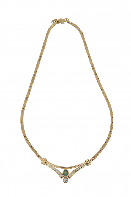 Collar con centro de esmeralda entre arcos de brillantes en