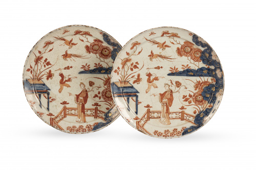 Pareja de platos de cerámica esmaltada en rojo y azul con c