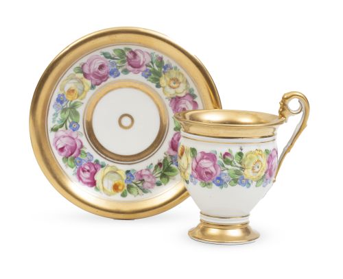 Taza de porcelana esmaltada y dorada con decoración floral.
