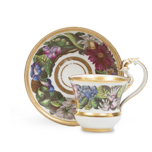 Taza de porcelana esmaltada con decoración floral y dorada 