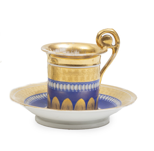 Taza de porcelana esmaltada en azul y dorada.París, h. 18
