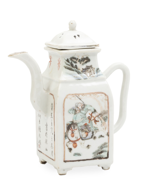 Tetera de porcelana esmaltada con cartelas decorativas de g