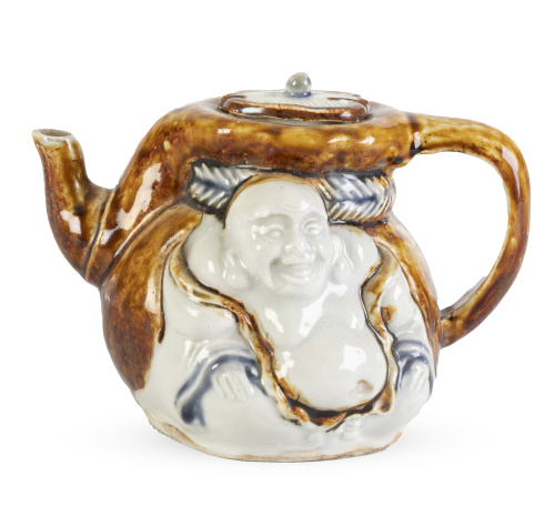 Tetera de porcelana esmaltada en marrón con un Buda en reli