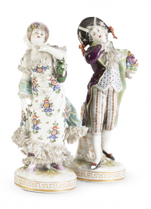 Pareja de figuras galantes de porcelana esmaltada.Doccia,