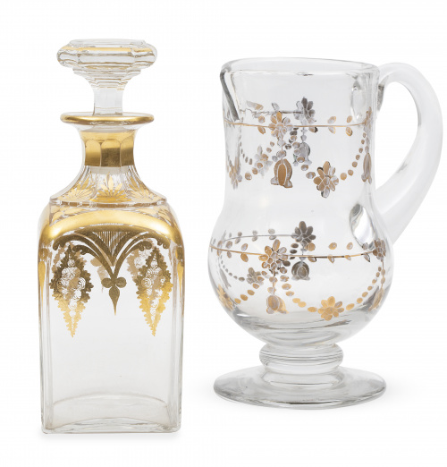 Lote de jarro y licorera de cristal transparente y dorado.