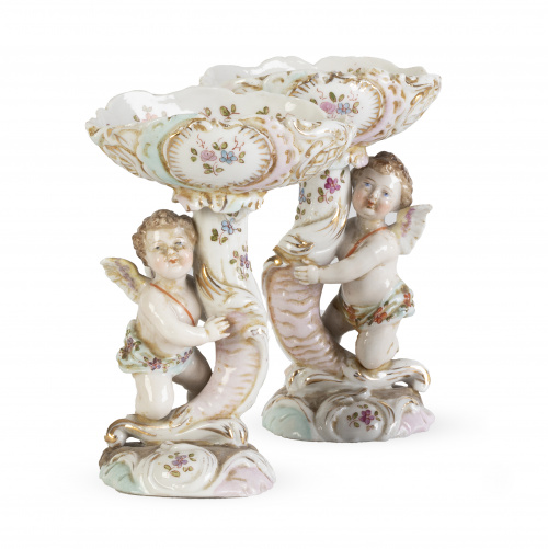 Pareja de centros de porcelana esmaltada con "putti". Marca