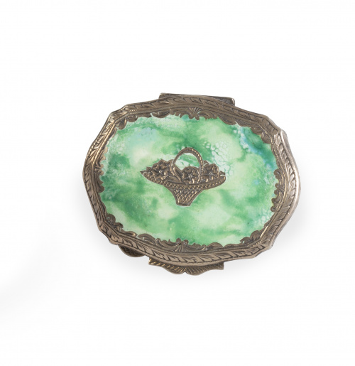 Cajita de plata grabada con cesto de frutas en la tapa e in