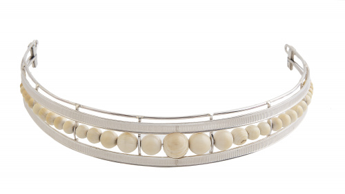 Diadema con cuentas de marfil de tamaño creciente hacia el 