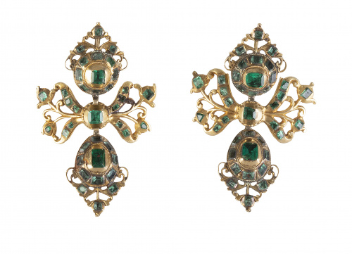 Pendientes populares S. XVIII de esmeraldas con tres cuerpo