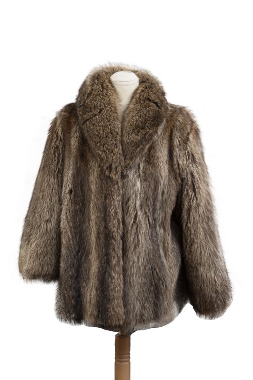 Chatetón de piel de racoon con cuello de solapa y bolsillo 