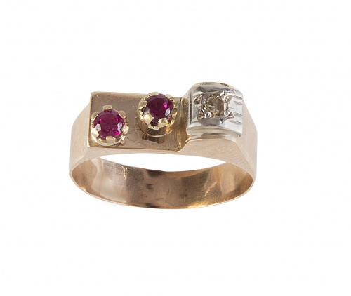 Sortija chevalier con brillante y rubíes sintéticos en dise