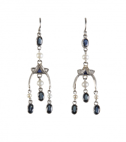 Pendientes largos con zafiros, diamantes y perlas en diseño