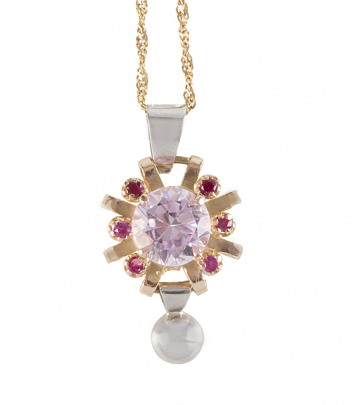 Pendentif con flor de rosa de Francia central enmarcada por