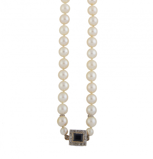 Collar de un hilo de perlas cultivadas con cierre de zafiro
