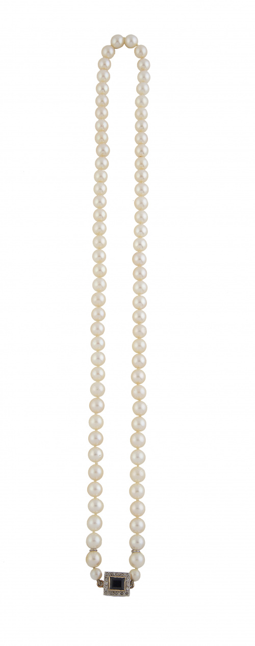 Collar de un hilo de perlas cultivadas con cierre de zafiro