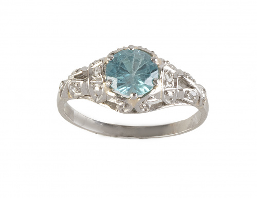 Sortija con circón azul de talla redonda en montura calada 