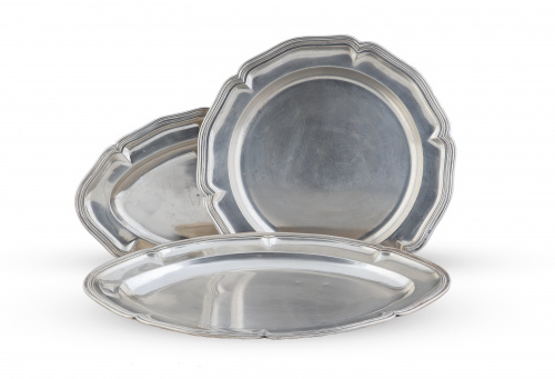 Juego de tres bandejas de plata, dos de ellas ovales de dif