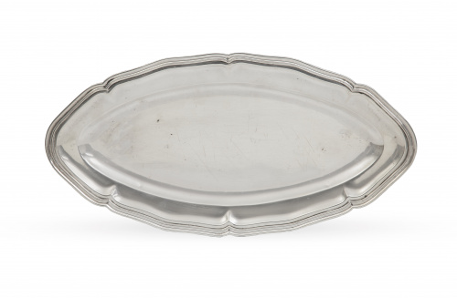 Bandeja de plata de contorno ingletado. Con marcas.Matild