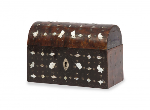 Arqueta con tapa de medio cañón, con alma de madera de cedr