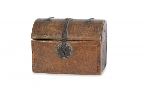 Arqueta con tapa de medio cañón con decoración embutida de 