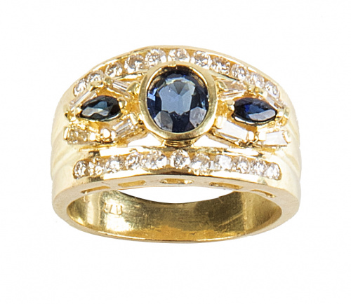 Sortija ancha con tres zafiros, uno oval central y dos tall