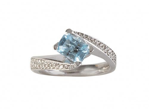 Sortija con topacio azul de talla rectangular engastado en 