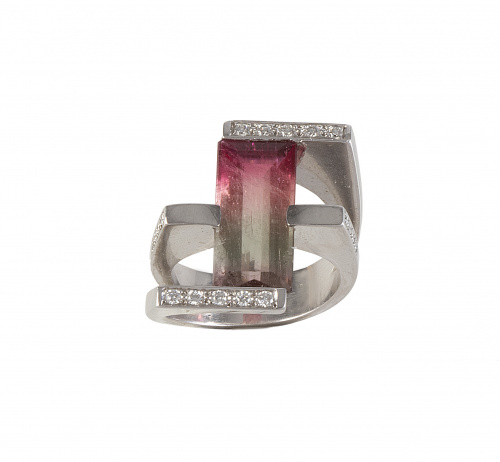 Sortija con diseño asimétrico, con turmalina de talla esmer