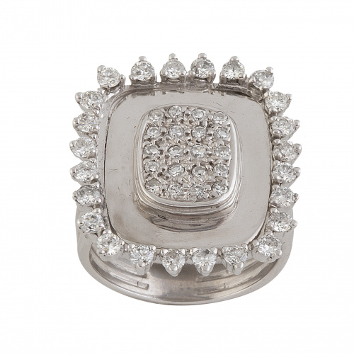 Sortija con cuadrado central de pavé de brillantes, sobre m