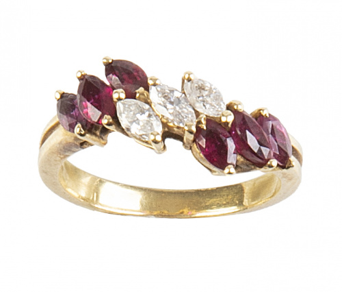 Sortija con bandas de diamantes y rubíes talla marquisse en