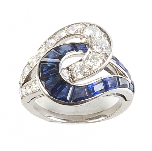 Sortija con diseño de dos ondas entrelazadas, una de brilla