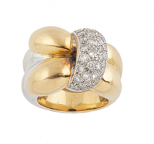 Sortija con diseño de nudo en oro bicolor con una banda de 