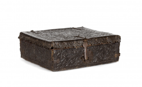 Petaca con alma de madera, encorada y gofrada, decoración d