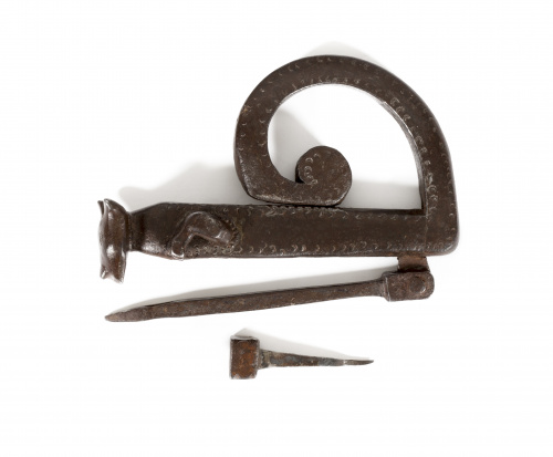 Aldaba zoomorfa de hierro, con forma de felino.Trabajo esp