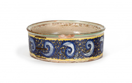 Centro en “maioloca” esmaltada en azul cobalto, amarillo y 