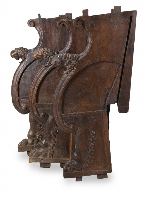 Tres elementos de coro Carlos V en madera de nogal tallado 