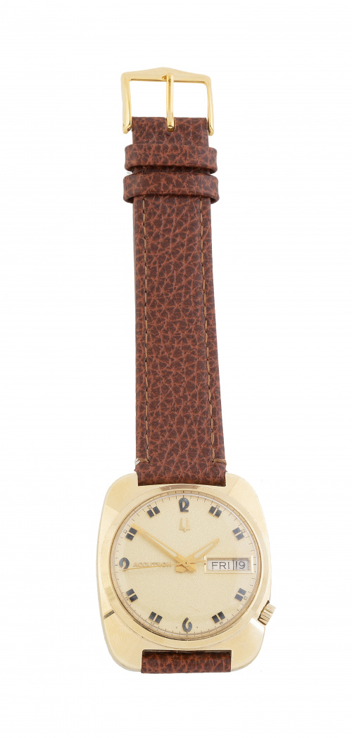 Reloj BULOVA años 70 cuadrangular en oro de 14K. F29809