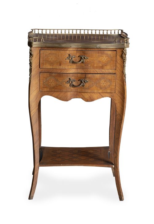 Mesita estilo transición Luis XV / Luis XVI de madera con m