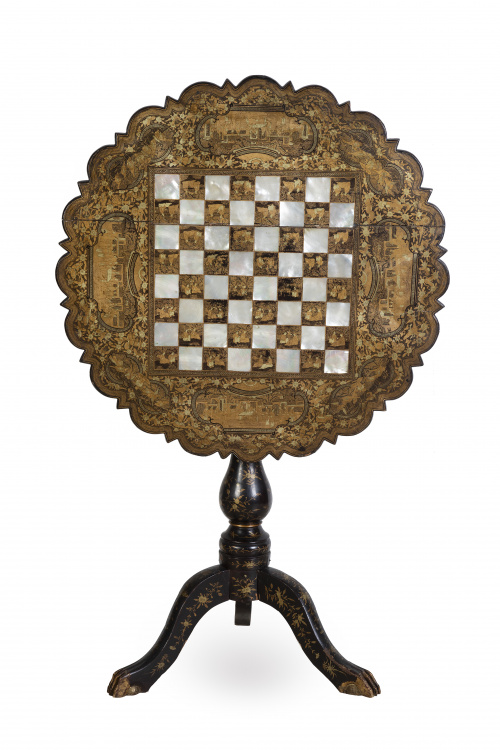 Mesa de juego en madera lacada sobre pies de trípode.Trab