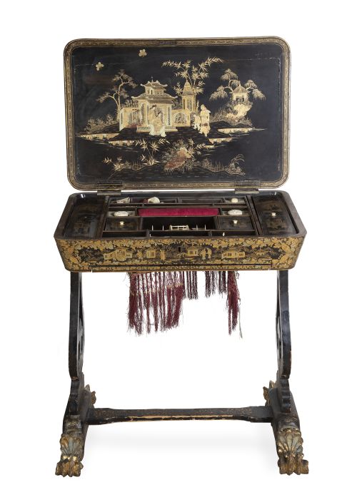 Costurero en madera lacada y dorada, decorada con arquitect