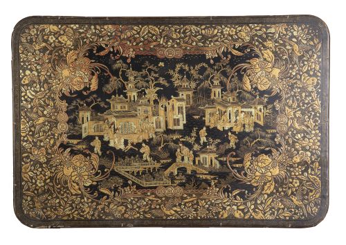 Costurero en madera lacada y dorada, decorada con arquitect