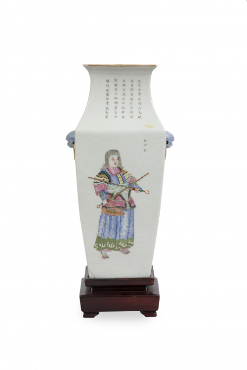 Jarrón de porcelana esmaltada decorado con guerreros y cara