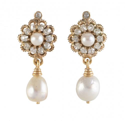 Pendientes largos de pp. S. XX con perillas de perlas liger