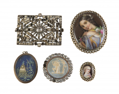 Lote formado de cinco piezas de bisutería antigua S. XIX y 