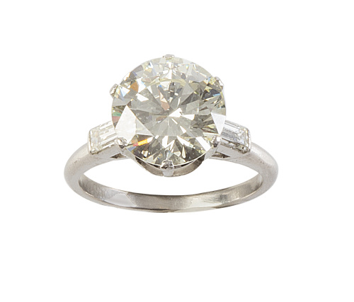 Sortija solitario con peso estimado de 3,49 ct, color estim