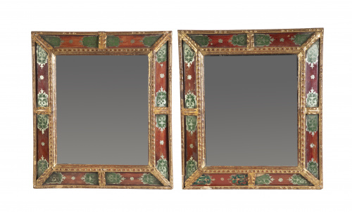 Pareja de espejos con marco de madera tallada, dorada y pol