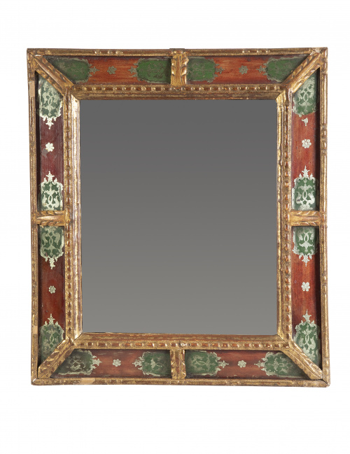 Pareja de espejos con marco de madera tallada, dorada y pol