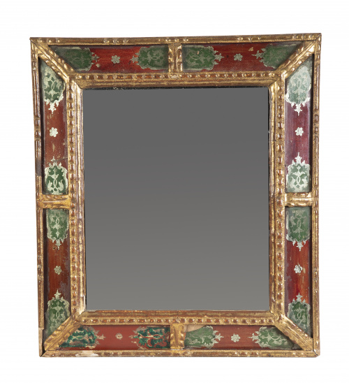 Pareja de espejos con marco de madera tallada, dorada y pol